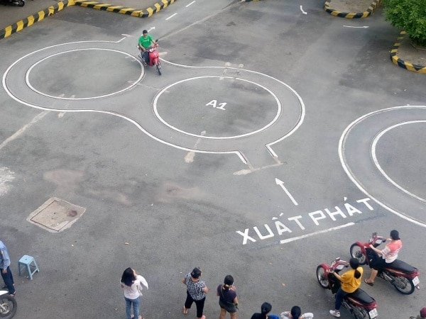 Bao nhiêu tuổi được thi bằng lái xe máy