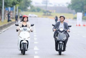 So với xe điện thì xe xăng chiếm ưu thế về phạm vi di chuyển và tính tiện lợi trong việc nạp nhiên liệu