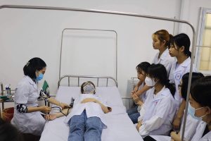 Thí sinh khối D có nhiều lợi thế khi học ngành Điều dưỡng nhờ khả năng giao tiếp và ngoại ngữ tốt