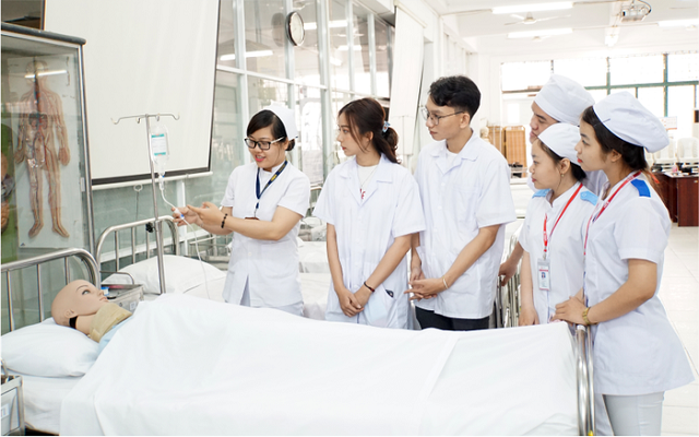 Những đối tượng học ngành Điều dưỡng được hưởng chính sách giảm học phí
